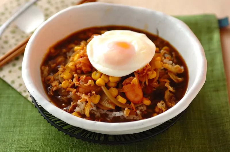 ソーセージと目玉焼きのカレースープごはん レシピ 作り方 E レシピ 料理のプロが作る簡単レシピ