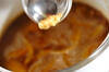 ソーセージと目玉焼きのカレースープごはんの作り方の手順1