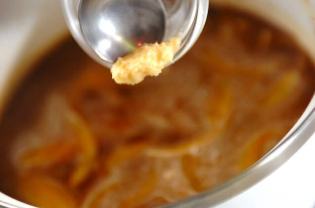 ソーセージと目玉焼きのカレースープごはんの作り方の手順1