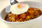 ソーセージと目玉焼きのカレースープごはんの作り方3