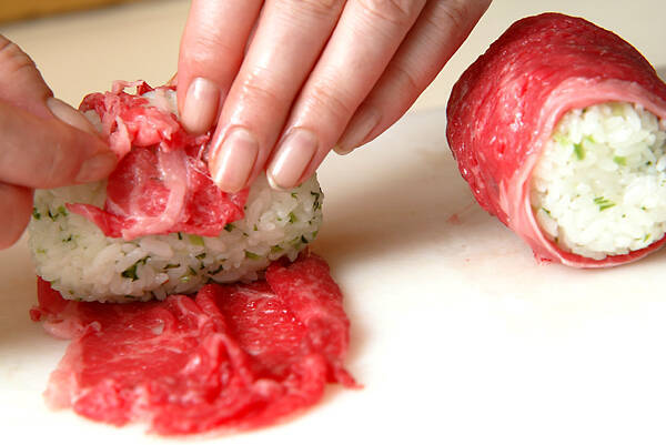 牛肉巻きおにぎりの作り方の手順1