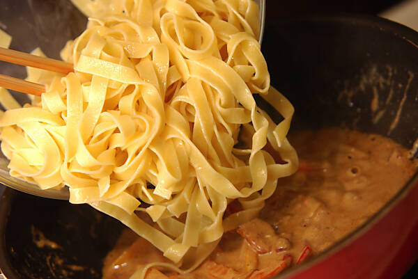 フィットチーネ・ヨーグルトカレーソースの作り方の手順4