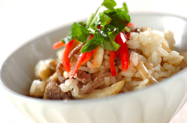 白いお茶碗に入ったきのこと牛肉切り落としの混ぜごはん