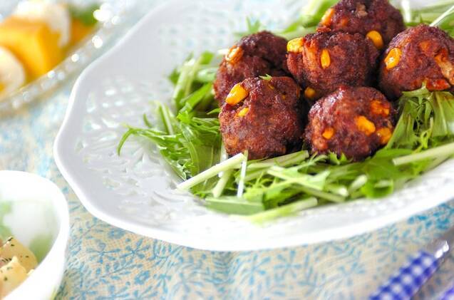 白い皿に盛られた洋風ミートボール