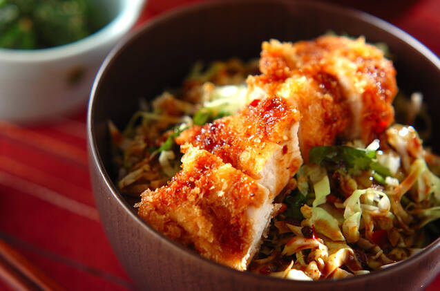 丼に盛られたピリ辛ソースのチキンカツ丼
