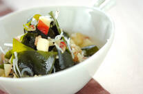 ワカメとジャコのリンゴ和え