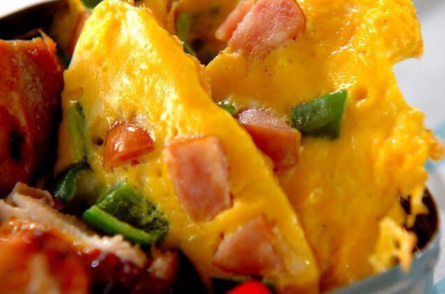 お弁当箱に盛り付けられたオープンオムレツ