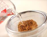 肉納豆チャーハンのサンチュ包みの作り方1