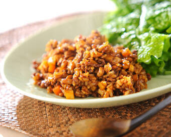 肉納豆チャーハンのサンチュ包み