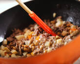 肉納豆チャーハンのサンチュ包みの作り方2