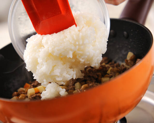 肉納豆チャーハンのサンチュ包みの作り方の手順3