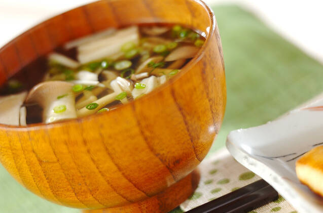 ポカポカ温まる！たっぷりキノコ汁