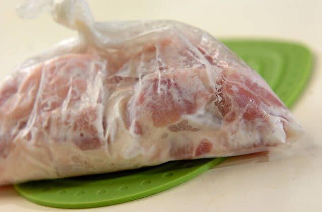 塩ヨーグルトチキンのトマトソースペンネの作り方の手順1