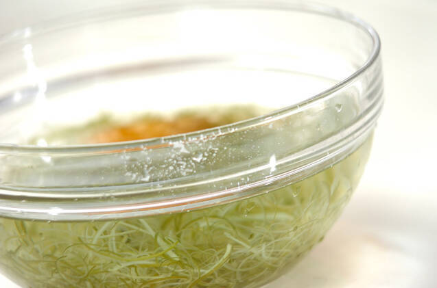 ホウレン草と茎ワカメのゴマ和えの作り方の手順2