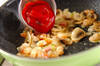 簡単基本のケチャップライス 黄金比の味わいを伝授 海老とキノコたっぷりの作り方の手順3