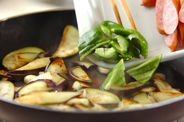 主菜や副菜に ソーセージとナスの炒めものの作り方の手順4