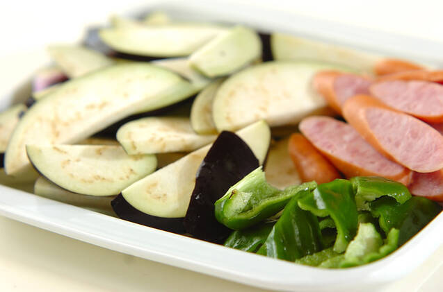 主菜や副菜に ソーセージとナスの炒めものの作り方の手順1