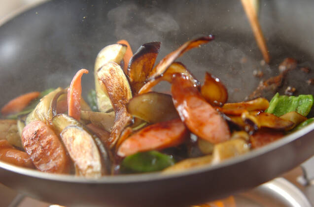 主菜や副菜に ソーセージとナスの炒めものの作り方の手順5