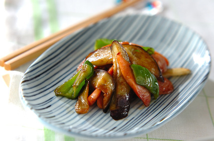 主菜や副菜に ソーセージとナスの炒めもの