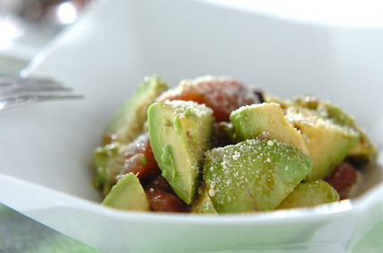 カツオとアボカドのサラダ