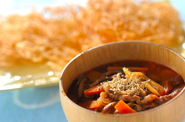 パリパリ揚げ素麺入り牛肉スープ