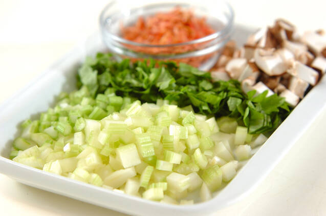 セロリと桜エビの簡単キッシュの作り方の手順1