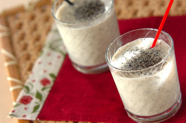 黒ゴマをトッピングしたバナナスムージーが2つ並ぶテーブル