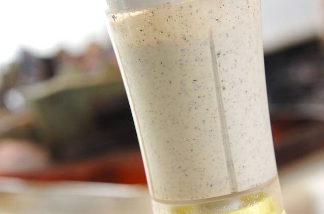 黒ゴマバナナの豆乳スムージーの作り方の手順1