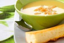 黄緑色のボウルに盛りつけられたフランスパン入りガーリックスープ