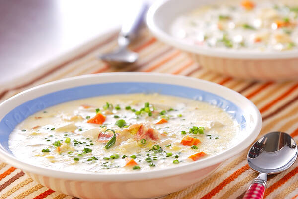 淵が青色の白皿に盛られたジンジャークリームスープ