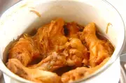 お酢でやわらか！甘辛鶏手羽元のさっぱり煮の作り方1