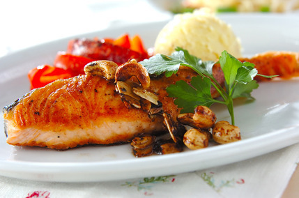 サーモンのナッツソースがけ