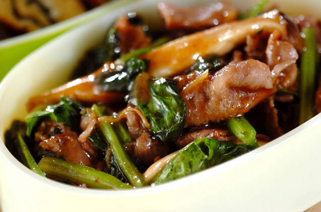 白い皿に盛り付けられている牛肉とほうれん草のオイスター風味