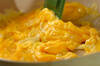 サンマとアスパラの卵炒めの作り方の手順2