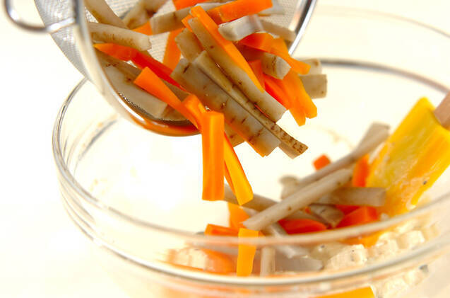 根菜の豆腐ドレッシング和えの作り方の手順3