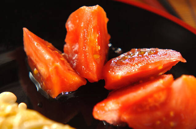 湯抜きしたカットトマトに砂糖、白ワインをかけて冷蔵庫で寝かせたひんやりトマト。