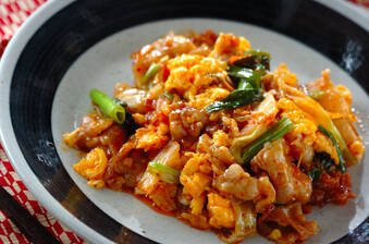 簡単!豚キムチ ピリ辛ふわふわ卵炒め ご飯がすすむ美味しさ