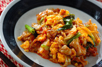 簡単!豚キムチ ピリ辛ふわふわ卵炒め ご飯がすすむ美味しさ