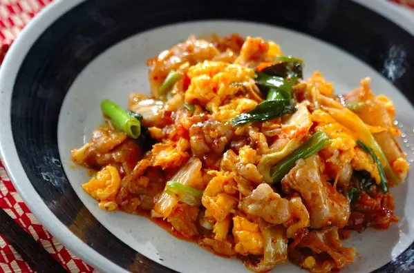 簡単！豚キムチ ピリ辛ふわふわ卵炒め ご飯がすすむ美味しさ