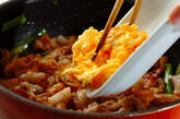 簡単！豚キムチ ピリ辛ふわふわ卵炒め ご飯がすすむ美味しさの作り方3