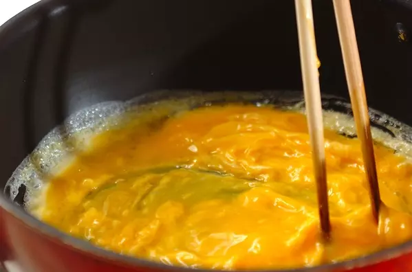 簡単！豚キムチ ピリ辛ふわふわ卵炒め ご飯がすすむ美味しさの作り方1