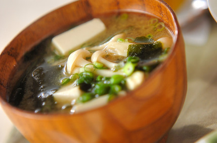 豆腐とワカメのみそ汁