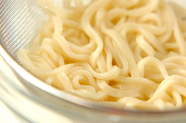 時短で簡単！サラダうどん 冷凍うどんと麺つゆを使った人気レシピの作り方の手順1