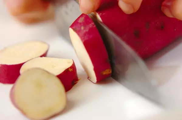 サツマイモのレモン煮の下準備1