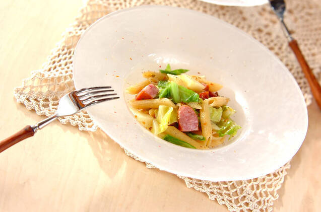 白い皿に盛りつけたキャベツとじゃがいものパスタ