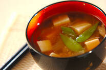 キヌサヤと豆腐のみそ汁