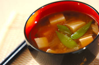キヌサヤと豆腐のみそ汁