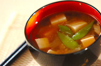 キヌサヤと豆腐のみそ汁