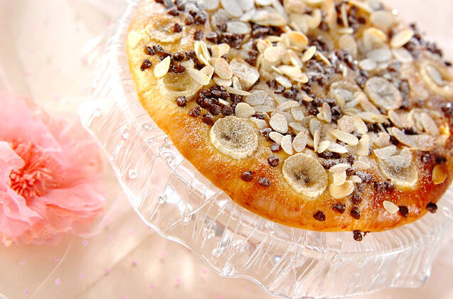 ピザのような形の生地にチョコチップとバナナがのったパン