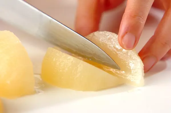 洋梨のソテーの下準備1